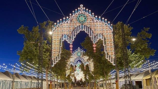 La vuelta del Corpus, una semana de cortes de luz en Granada: «Las calles se apagaban nada más encenderse el alumbrado»