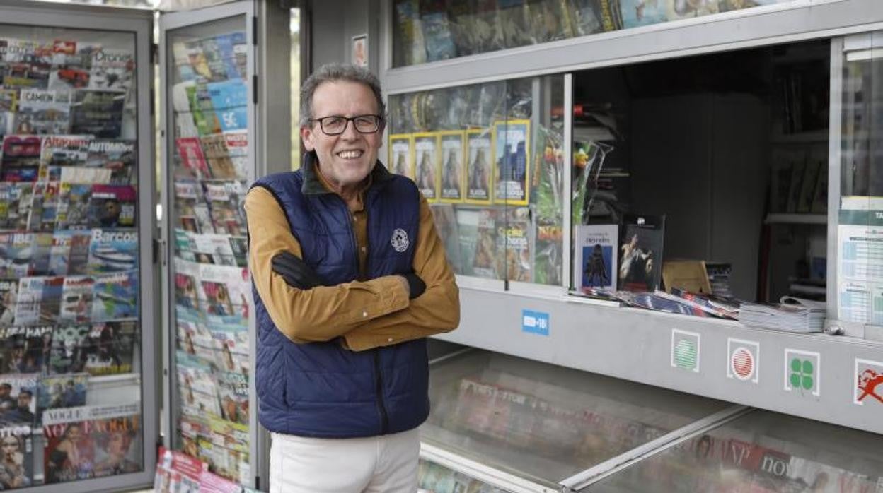 Luis Mariano posa en su kiosko al comienzo de la pandemia