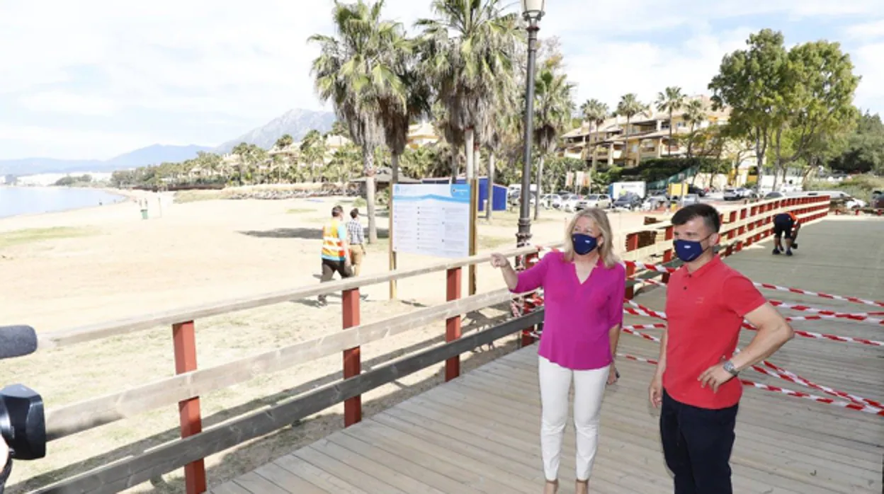 La alcaldesa en unas obras recientes del paseo marítimo de Marbella