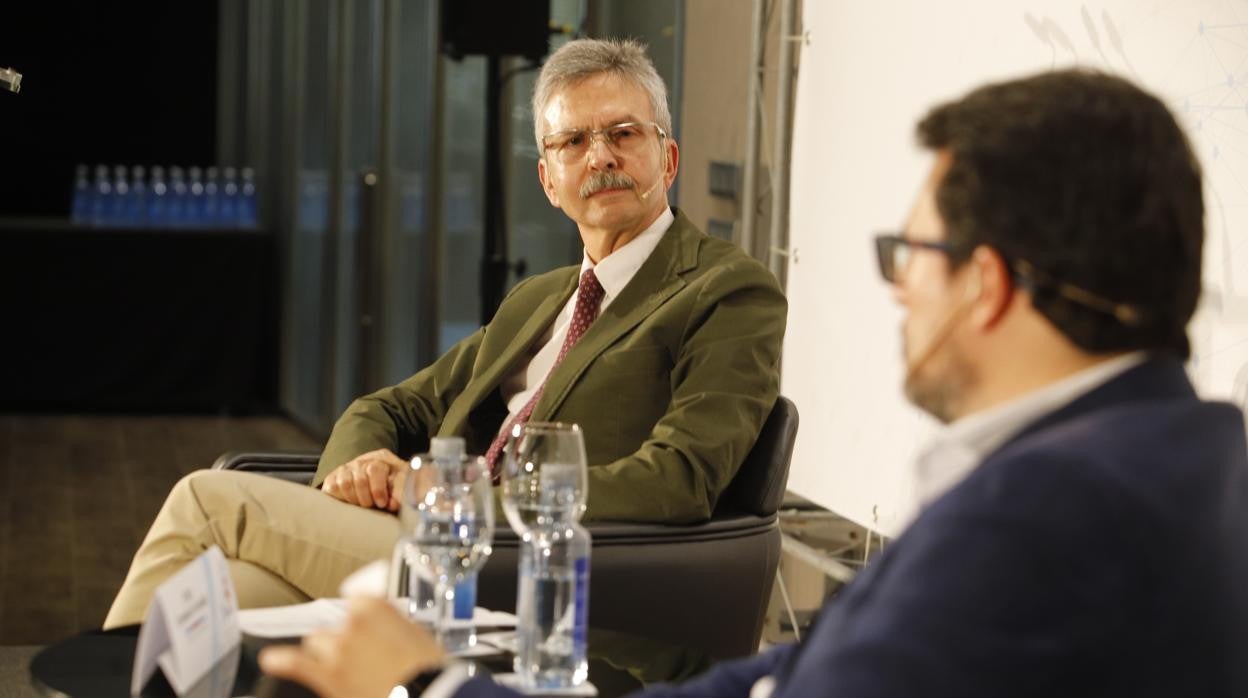 José Luis Navarro, presidente de Enresa, en el Foro Asfaco moderado por el director de ABC Córdoba