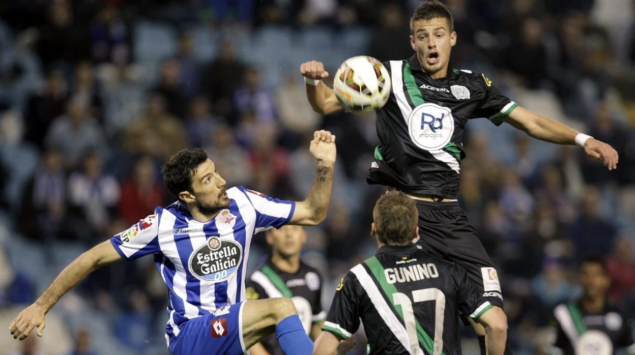 Toché pelea con Gunino y Pantic, en el último partido entre Deportivo y Córdoba en Primera en 2015