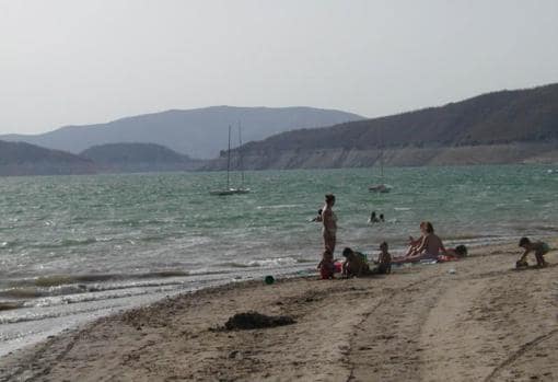 La playa de Iznájar, en una imagen de archivo