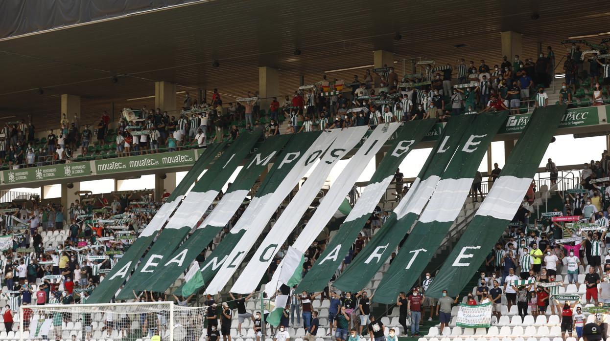 La grada de El Arcángel despliega una pancarta durante un partido