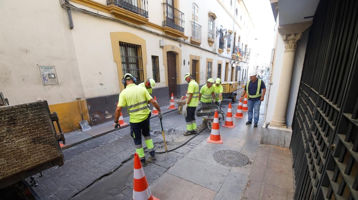 Operarios de una empresa arreglan una calle en Córdoba capital