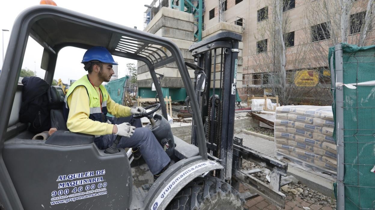 Imagen de un trabajador de la construcción en una promoción de Córdoba