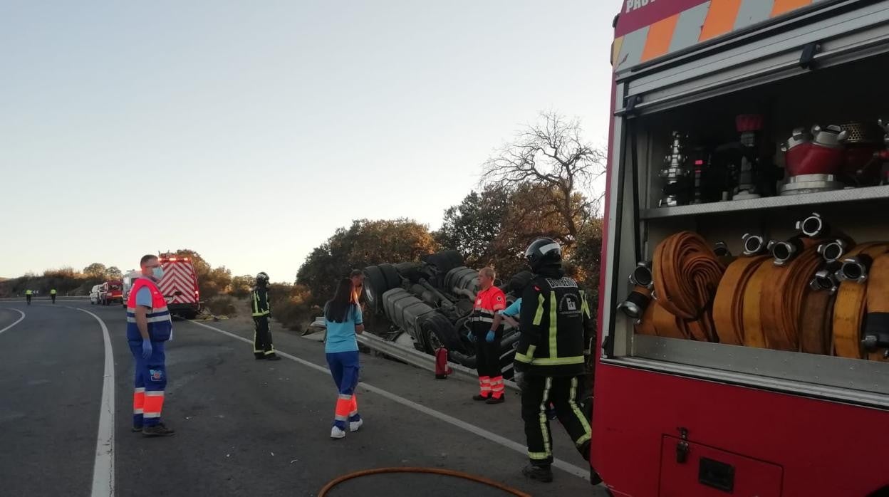 Sanitarios y bomberos junto al amión siniestrado