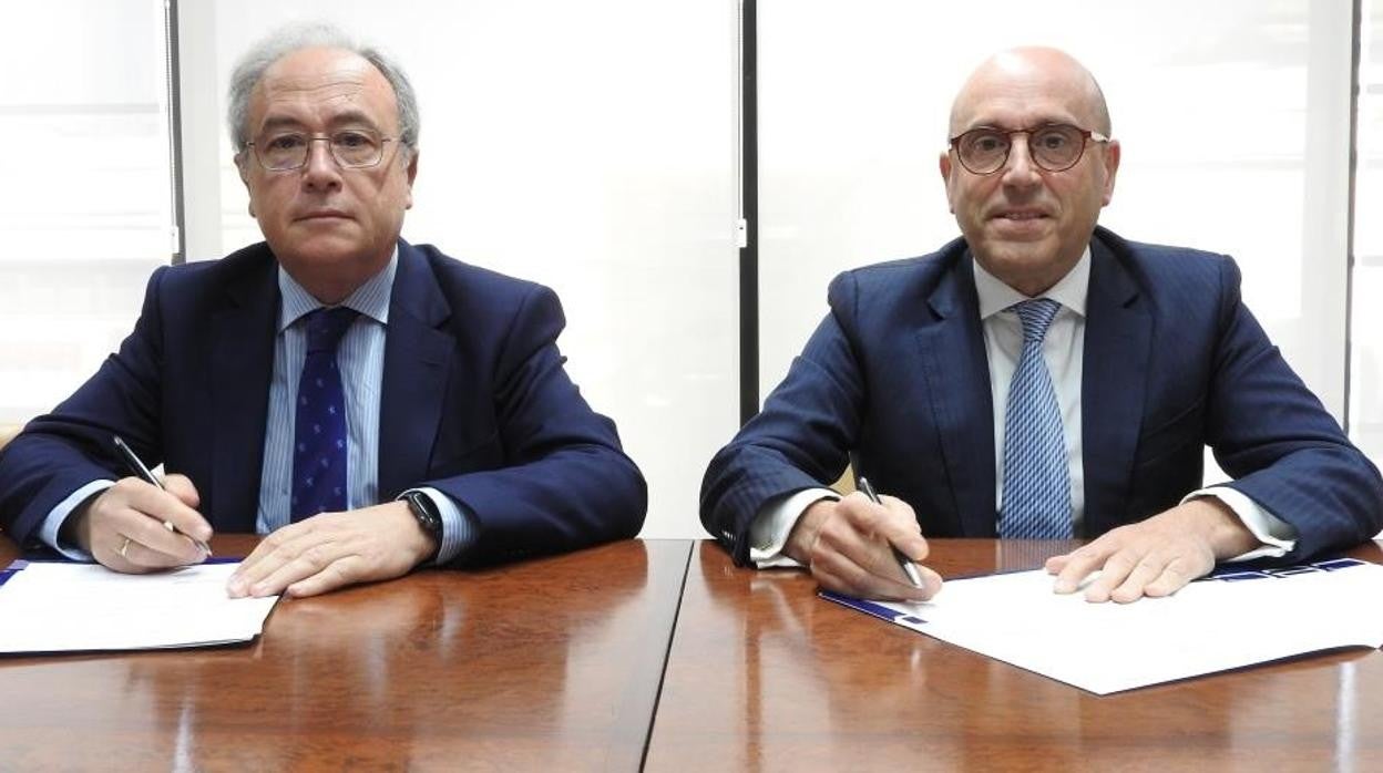 El presidente de CECO y el CEO de Cajasur, durante la firma del acuerdo