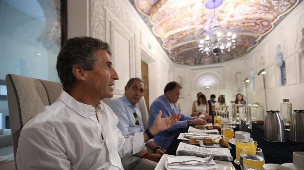 Mesa de redacción organizada por ABC Córdoba; en primer plano, el alcalde
