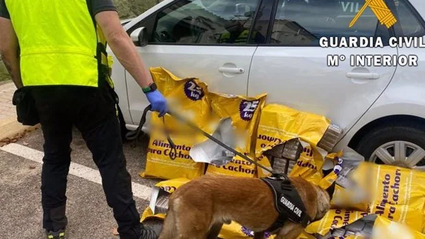 Detenido en Almería con más de 100 kilos de hachís ocultos en sacos de pienso para perros
