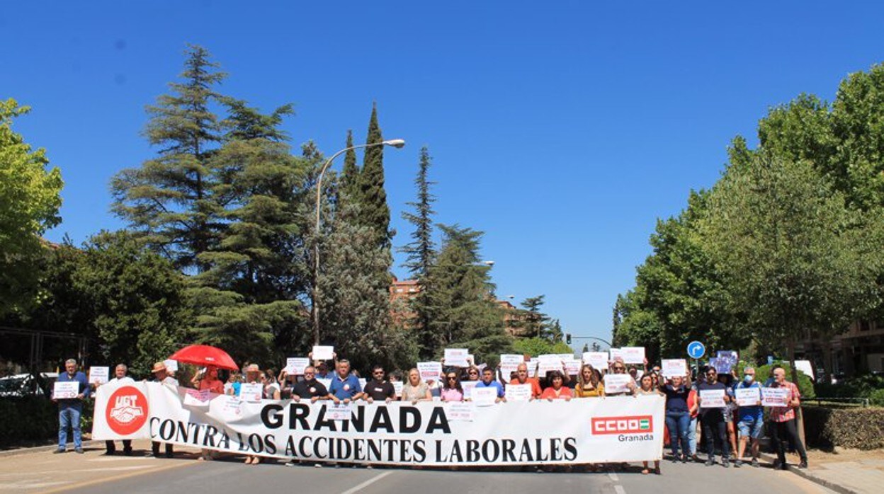 Concentración llevada a cabo este martes en Granada por ambos accidentes laborales