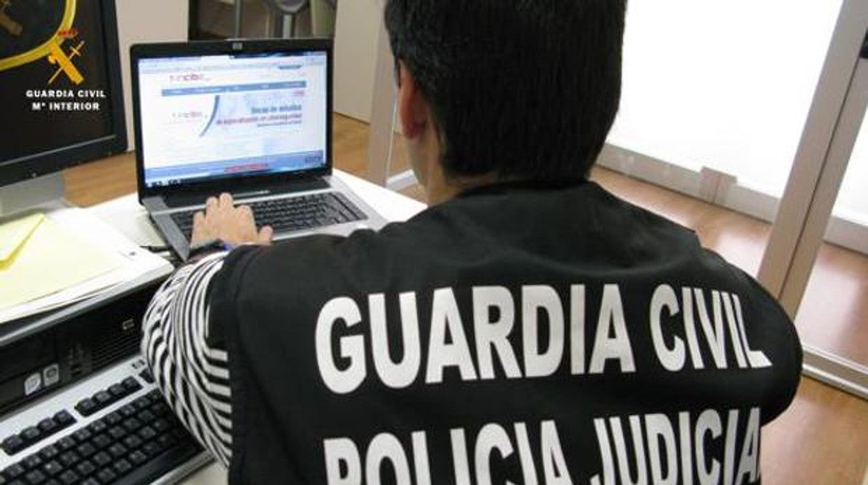 Un agente de la Policía Judicial de la Guardia Civil, en una imagen de archivo