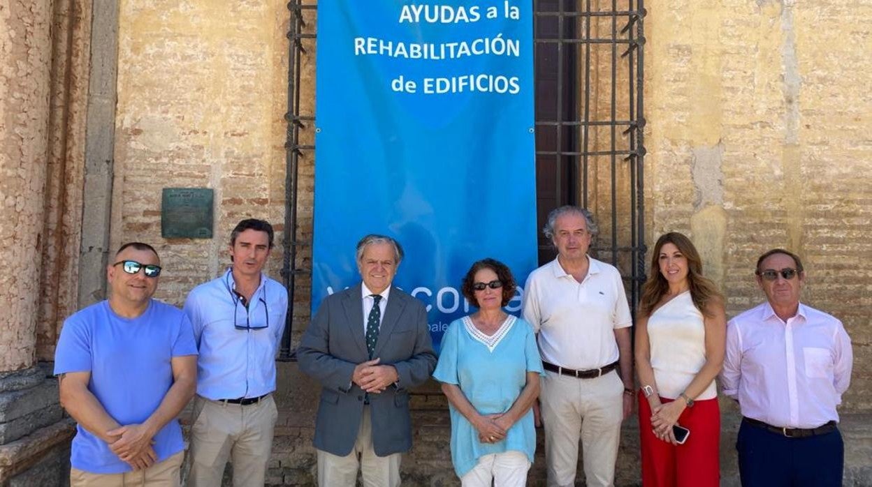 Salvador Fuentes, en el centro con chaqueta, en la fachada que se rehabilitará