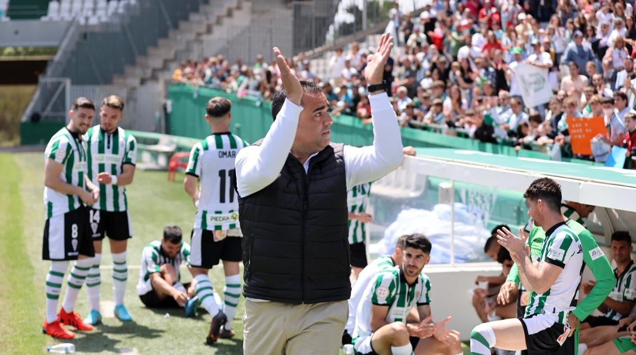 El entrenador del Córdoba, Germán Crespo, en la celebración por el ascenso