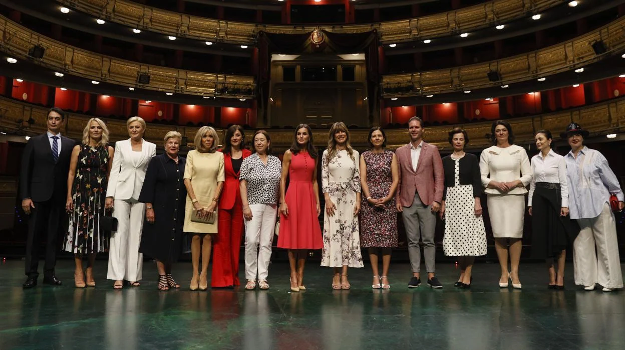 La Reian Letizia con los acompañantes de los dignatarios en el Teatro Real
