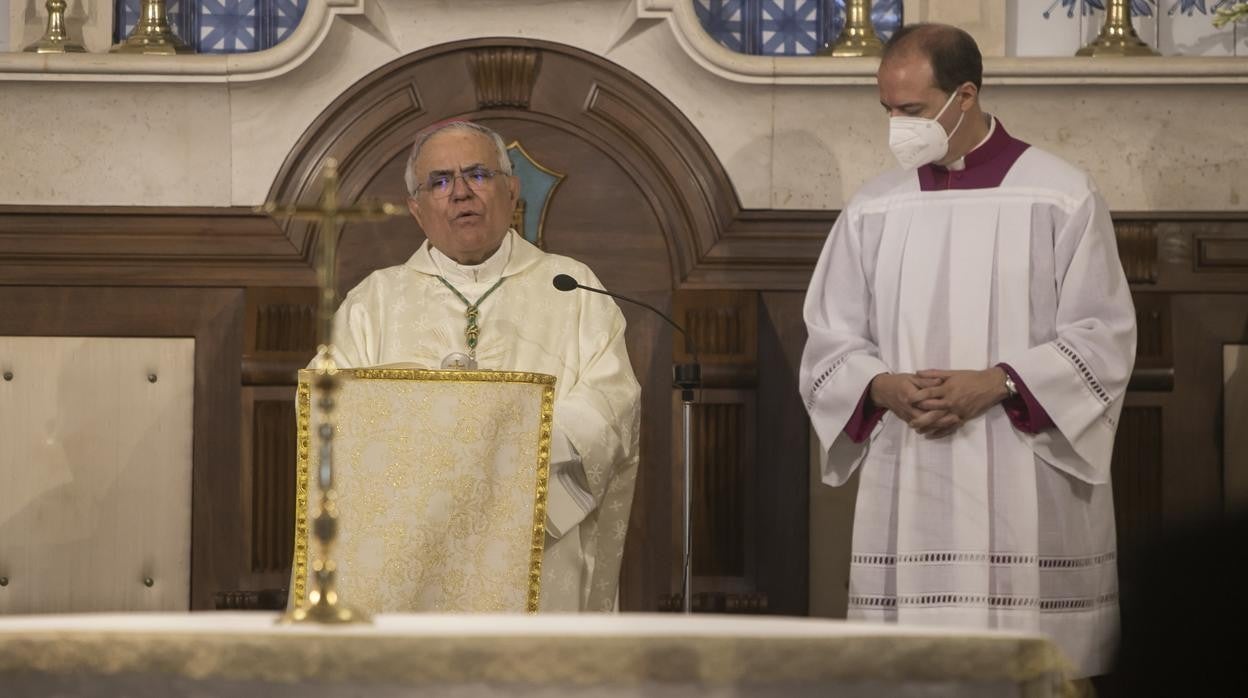 El obispo de Córdoba, Demetrio Fernández, oficiando misa