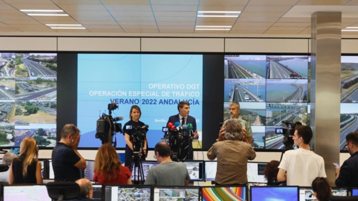 El delegado del Gobierno, Pedro Fernández, junto a Ana Luz Jiménez, jefa provincial de tráfico y el coronel Moscoso durante la presentación de lac ampaña de la DGT