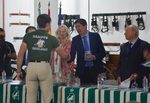 Juan Marín entrega el diploma a uno de los alumnos