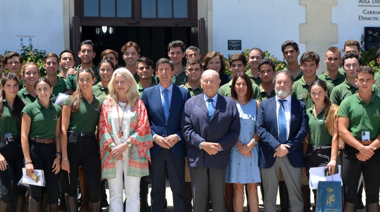 Mercedes Colombo, Juan Marín, Álvaro Domecq y Jorge Ramos posan con los alumnos de la Real Escuela