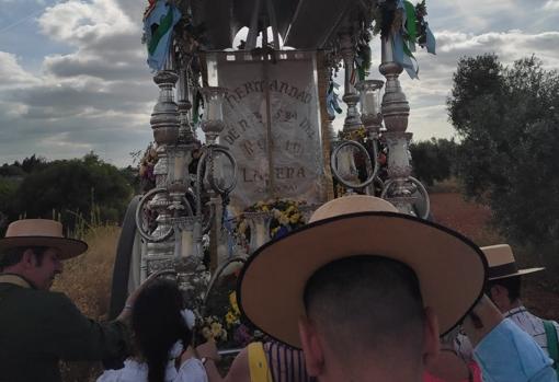 Simpecado de la hermandad de Lucena, que este año cumple su 50 aniversario