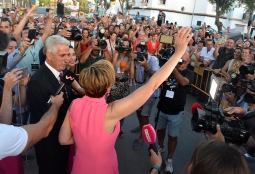 Rocío Carrasco saluda a los fans que se congregaron en las inmediaciones del Museo Rocío Jurado