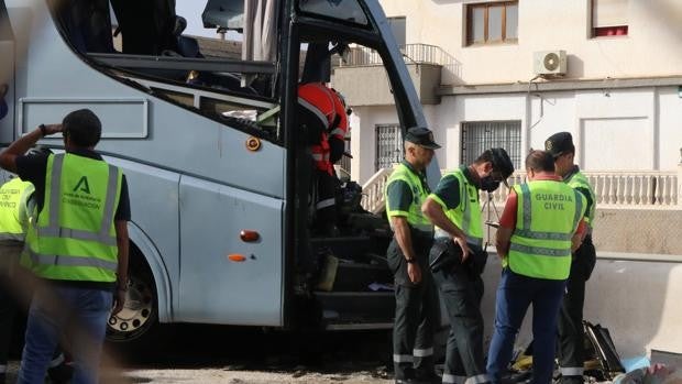 Un muerto y cinco heridos graves en la colisión de dos autobuses y un coche en Moraleda de Zafayona, Granada