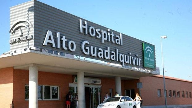 Dos ancianos hospitalizados tras un incendio en un piso de Andújar