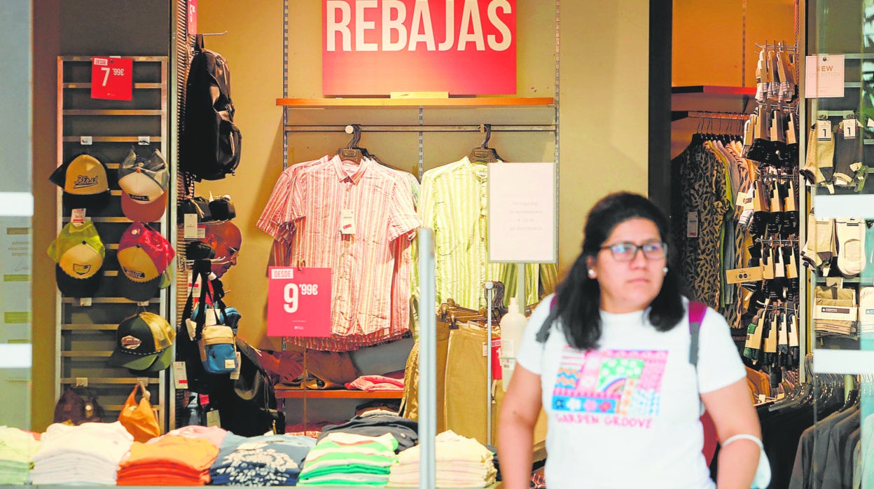 Interior de un comercio durante las rebajas de verano en Córdoba