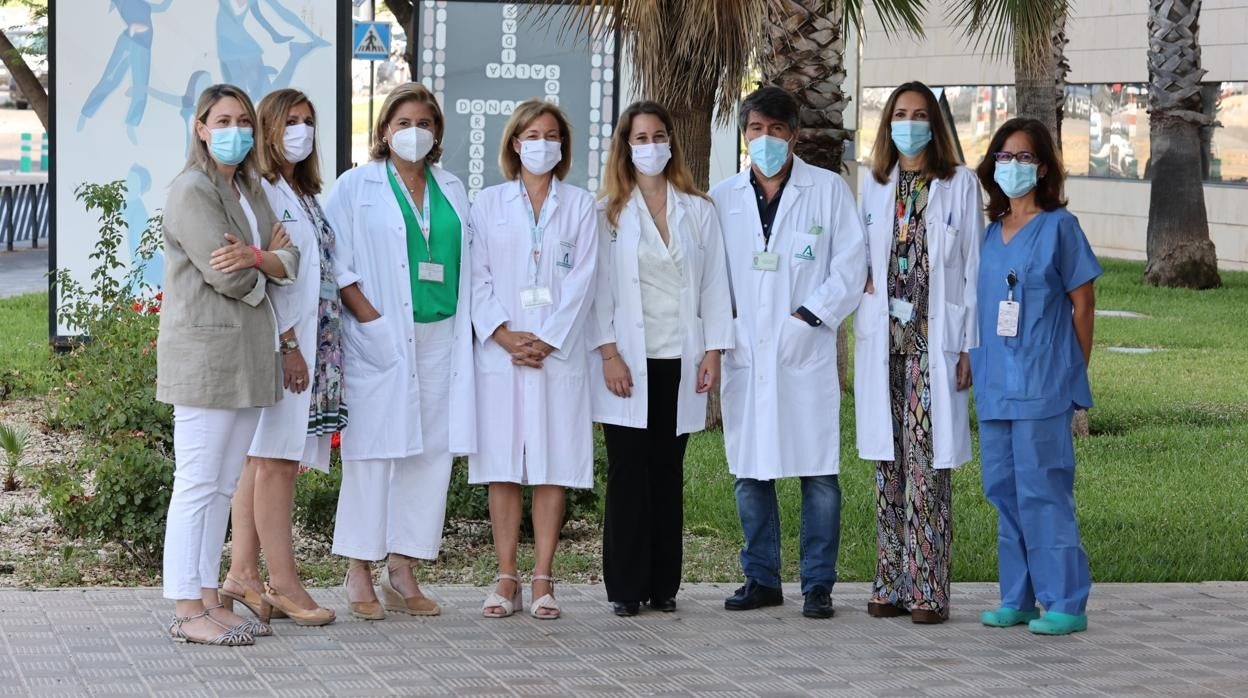 Equipo que ha incorporado el robot a los operaciones en niños, este lunes, en el Reina Sofía