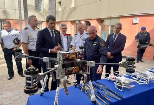 El delegado del Gobierno, Pedro Fernández, y responsables de la operación inspeccionan uno de los drones intervenidos