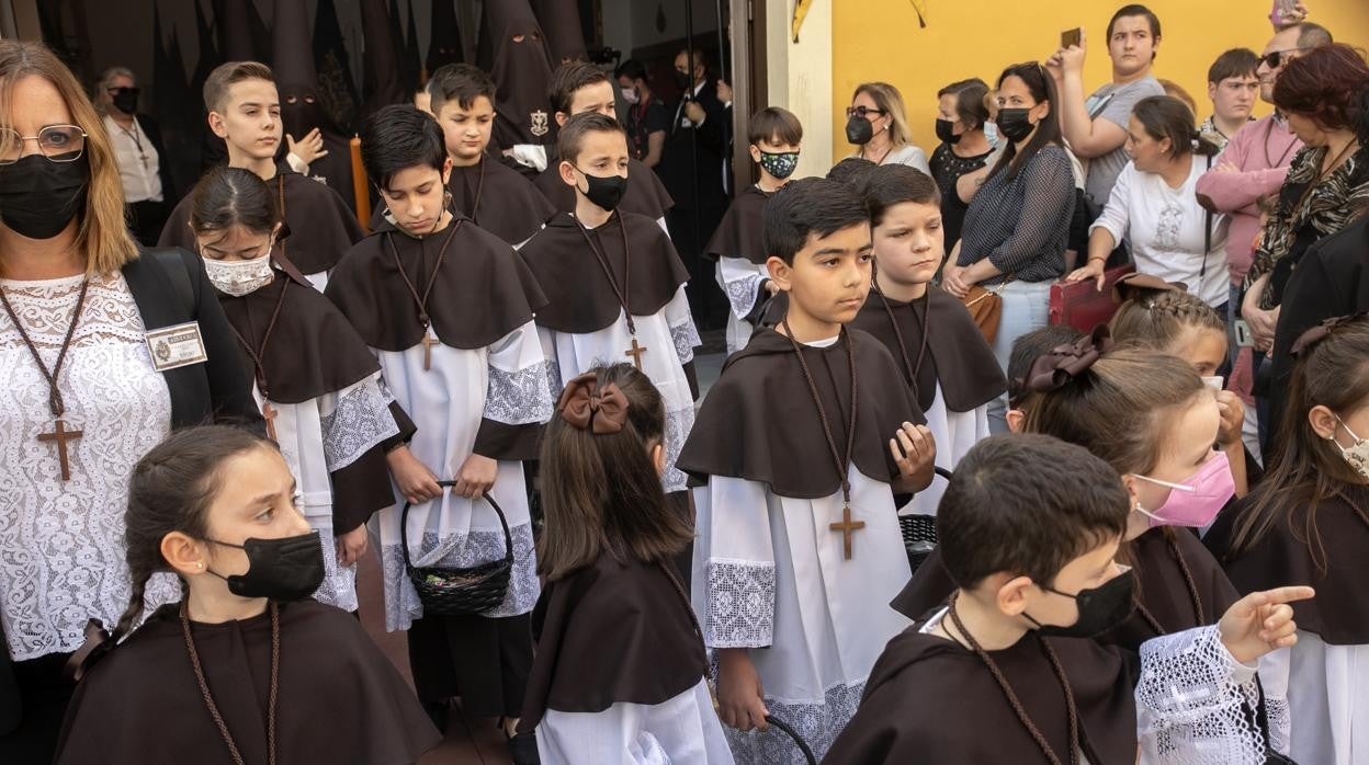 Niños que participaron en la procesión de la Soledad, el pasado Viernes Santo