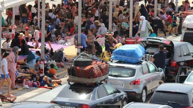 Agua y baños portátiles en medio del atasco de pasajeros en Ceuta