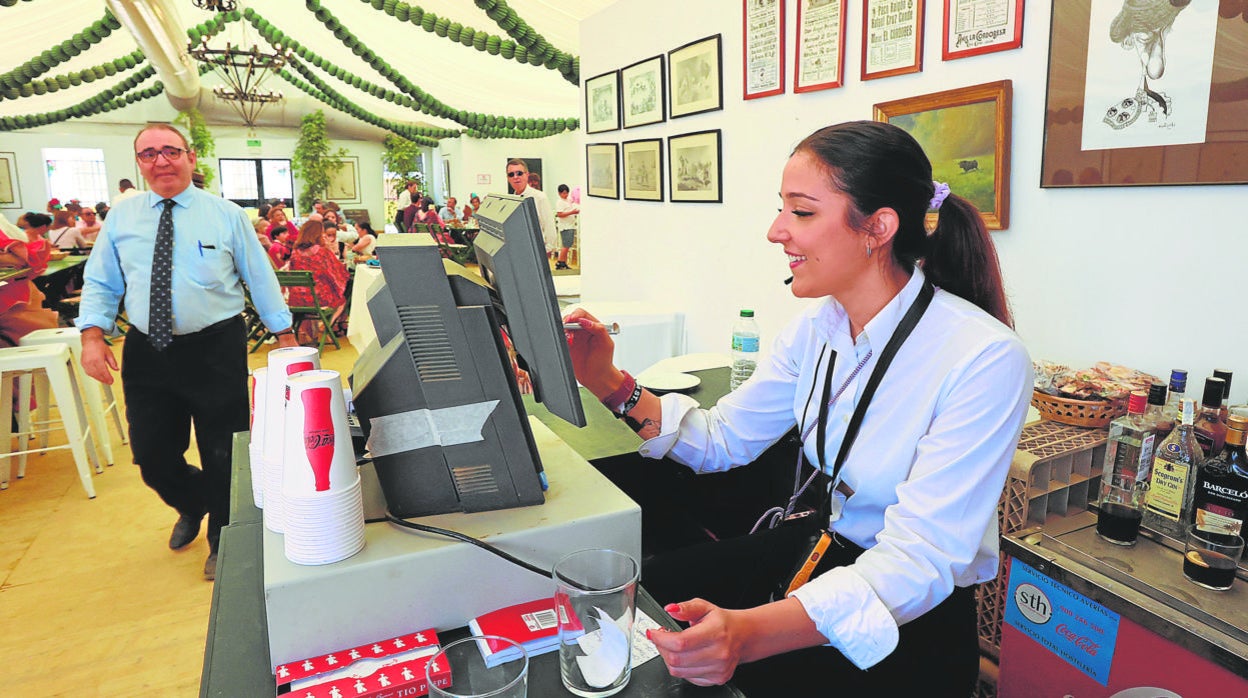 Una joven atiende los pedidos en la barra de una caseta en la pasada Feria de Córdoba