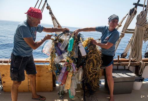 Recogida de plásticos en el mar.