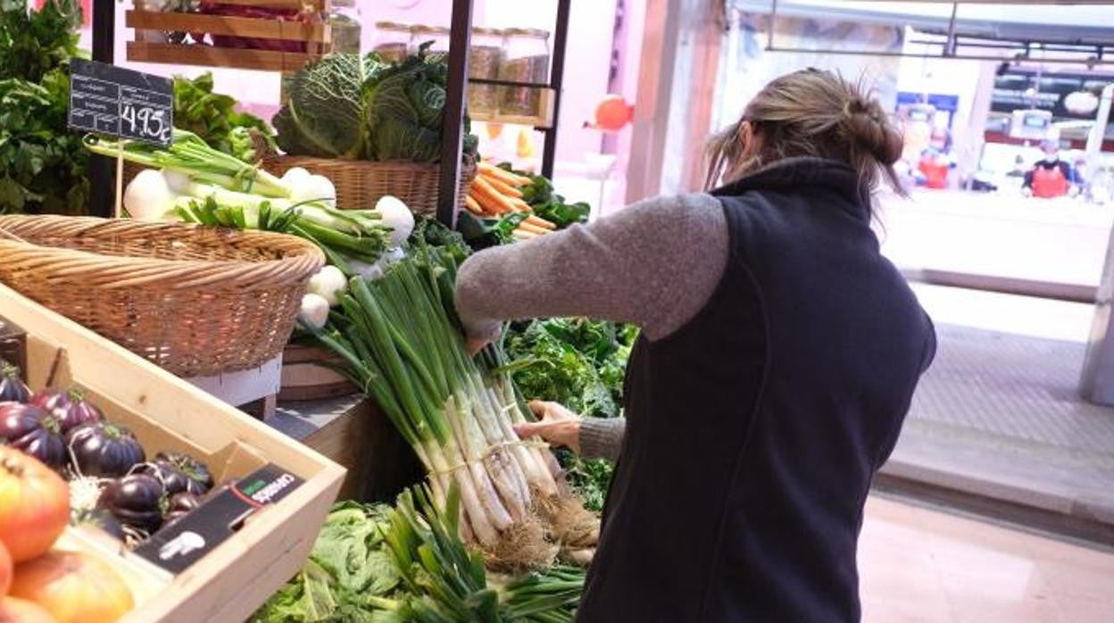 Frutas y verduras no varían mucho el precio.