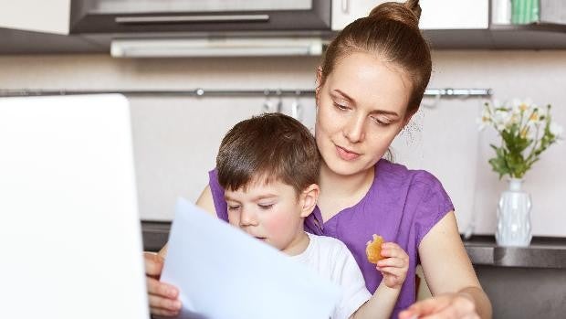 El 64% de las mujeres españolas ha sufrido un coste laboral por ser madre