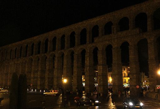 El acueducto de Segovia, sin luz, durante la iniciativa en años anteriores.