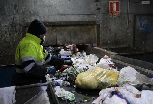 Trabajador vigilando la basura.