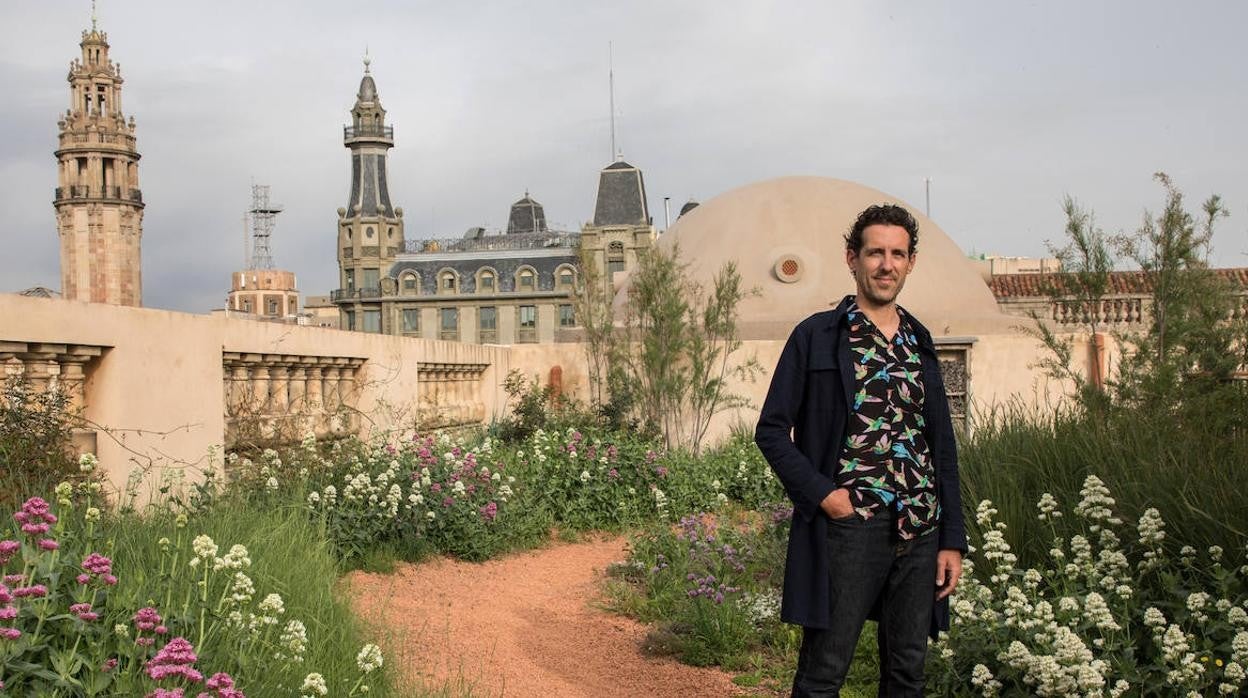 Sergio Carratalá, en una de las emblemáticas azoteas de Barcelona que han sido renaturalizadas por su estudio.