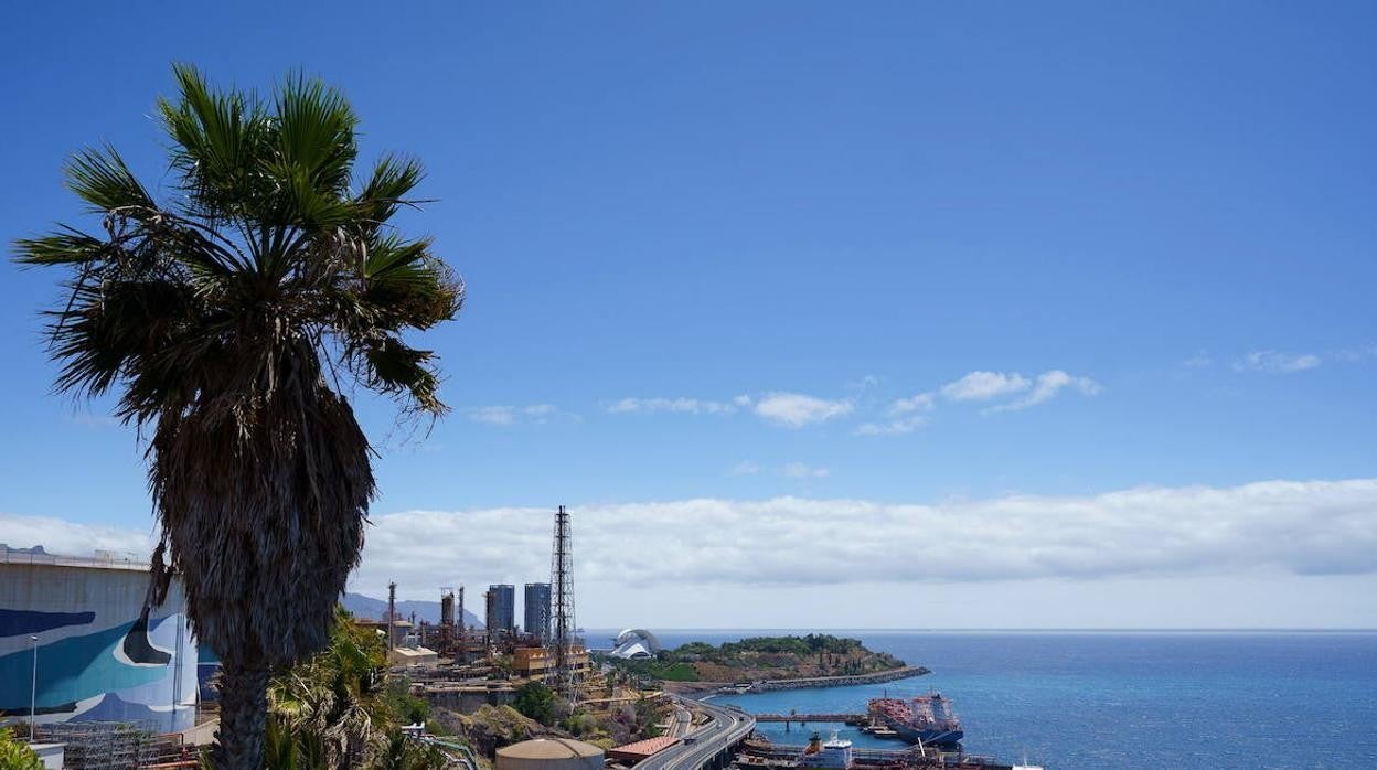 Vista de la refinería de Cepsa en Santa Cruz de Tenerife desde el mirador de la fábrica.