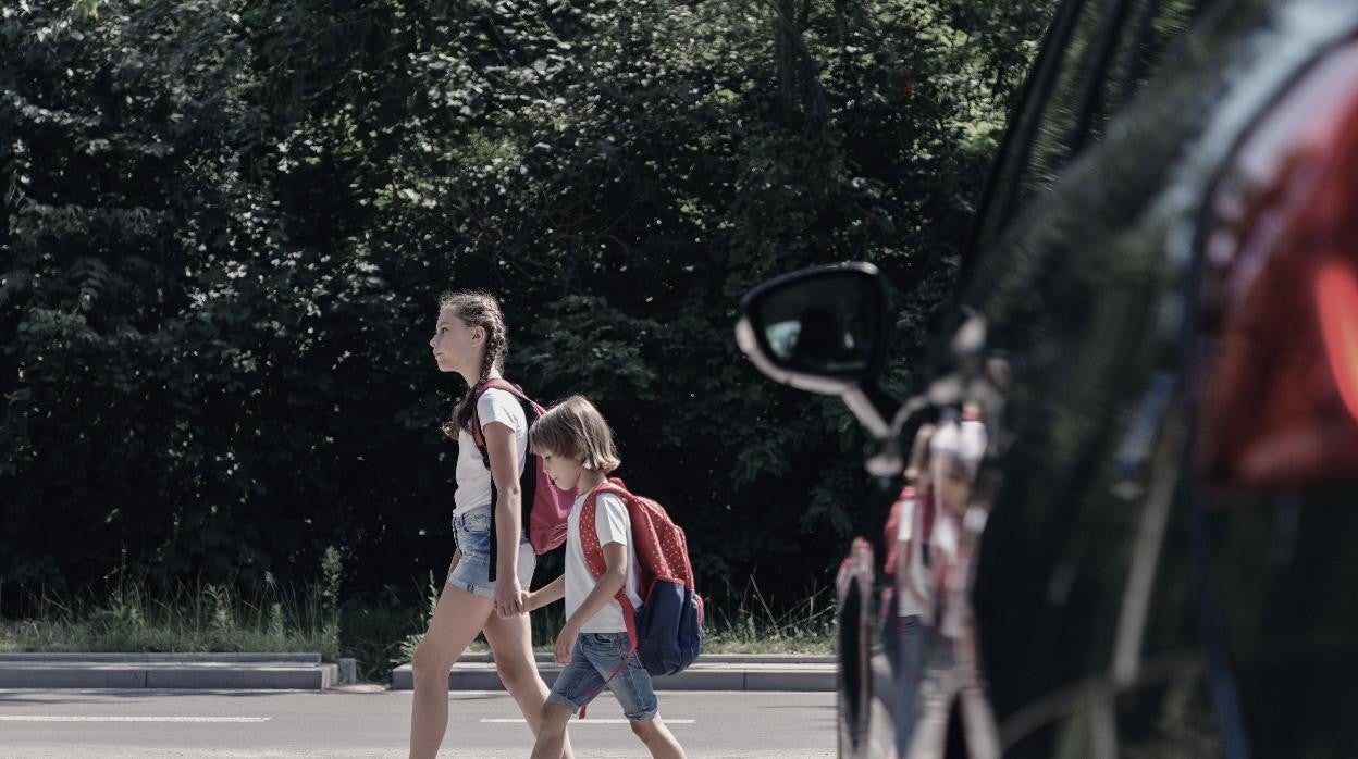 Niños cruzando paso de cebra.