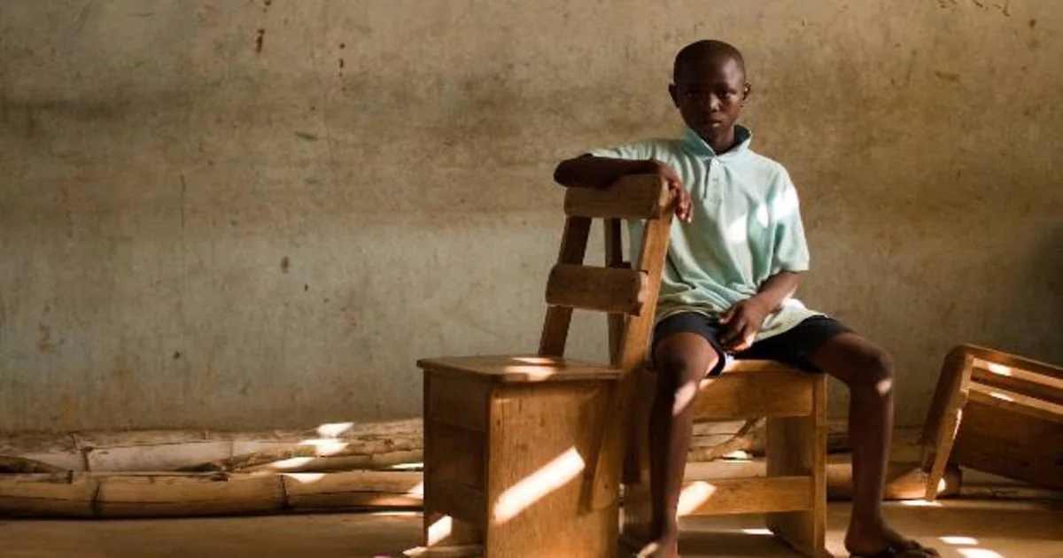 Amos Koroma de 10 años, extrabajador de la mina de diamantes, posa para un retrato en el pueblo de Small Sefadu, en Sierra Leona.