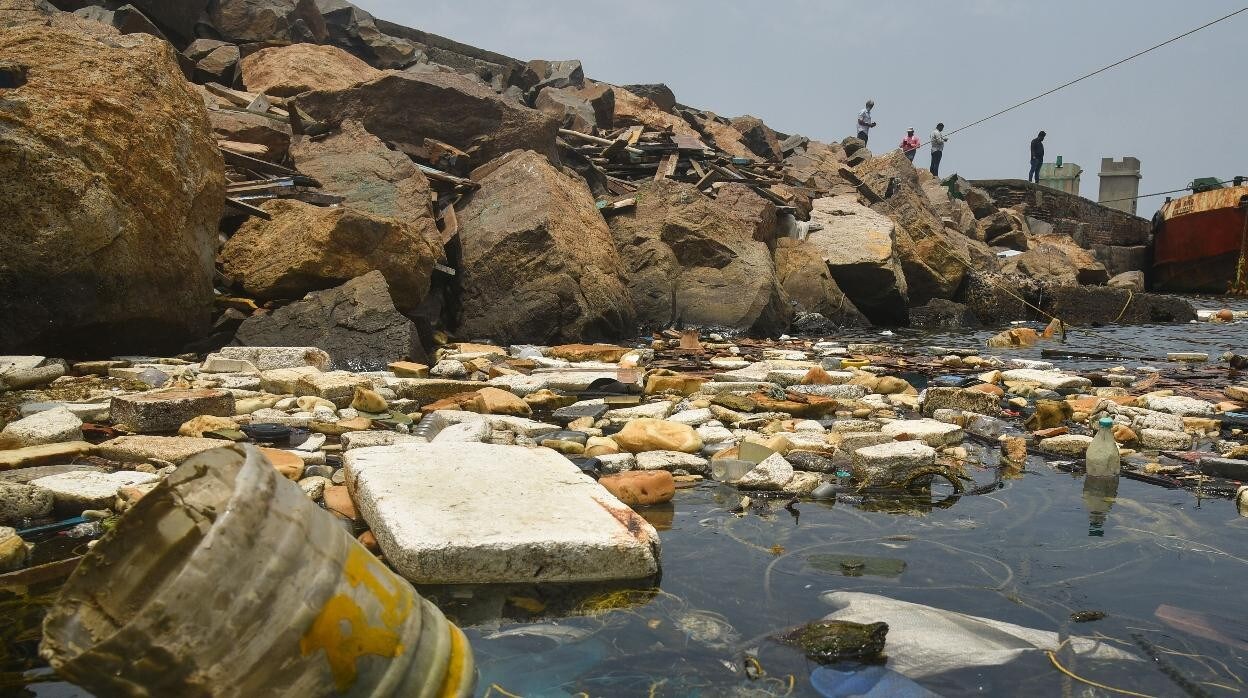 Plásticos en el agua en India.
