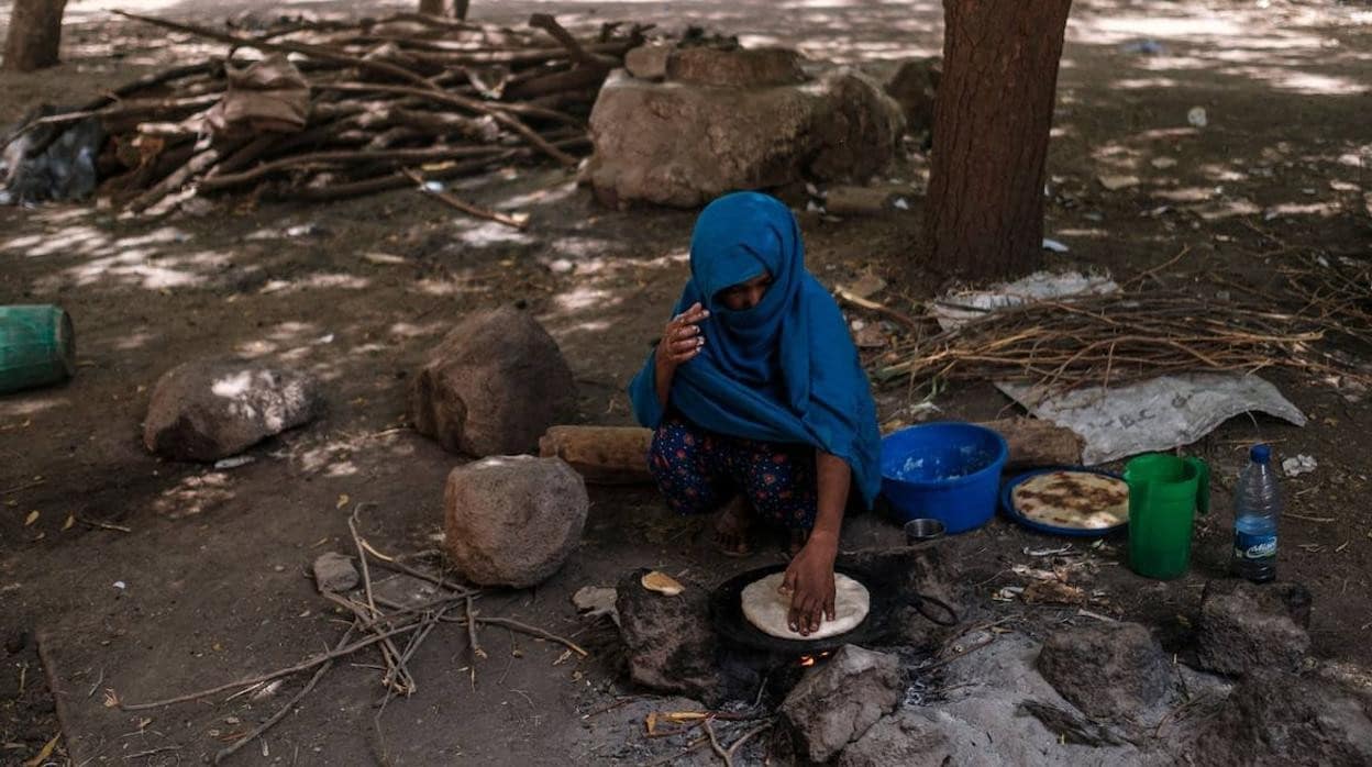 Una joven prepara pan en una de las regiones africanas golpeadas por la hambruna tras la guerra de Ucrania.