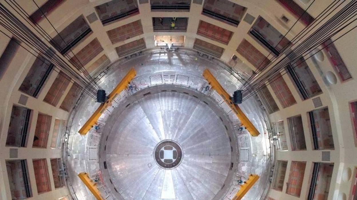 Vista de una de las partes de un reactor de fusión nuclear donde se investiga esta alternativa de futuro.