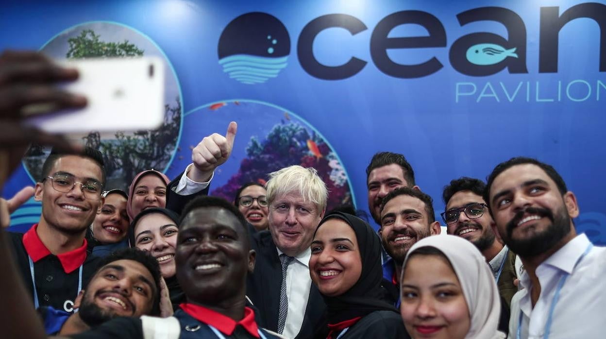 Asistentes a la COP27 con Boris Johnson, exprimer ministro británico, nacionalidad de uno de los presos políticos en Egipto.