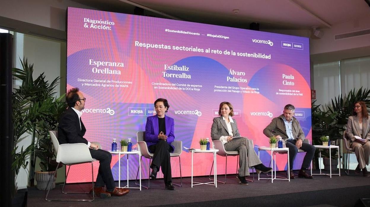 Héctor García-Santacruz, Esperanza Orellana, Estíbaliz Torrealba, Álvaro Palacios y Paula Cinto, durante el foro organizado por el Grupo Vocento.