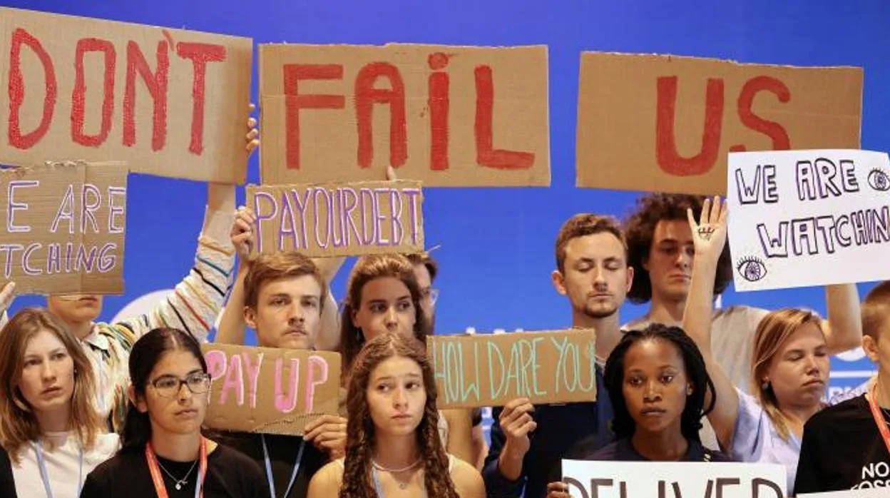 Jóvenes manifestándose en el plenario de la COP27.