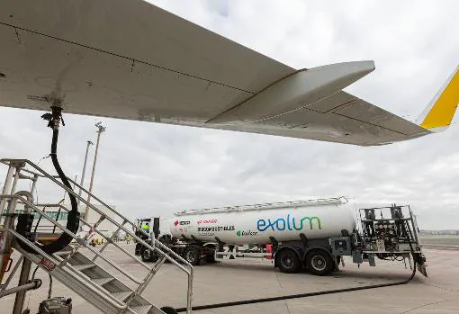 Exolum, la compañía que ha trasladado el biocombustible para los aviones del aeródromo sevillano, en el momento de llenar los tanques.