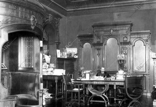 Don Torcuato Luca de Tena, fundador de ABC y Blanco y Negro, en su despacho en 1905