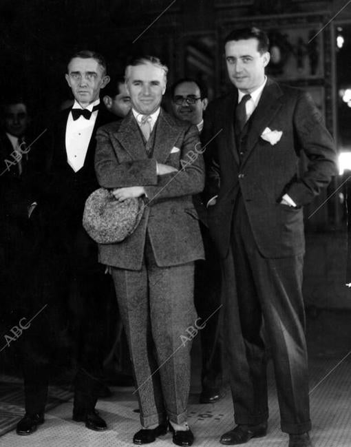 Charlie Chaplin, con Edgar Neville y Ray Miller, salen del California International Theatre de Los Ángeles, después de dar a Edgar la alternativa como director cinematográfico en 1929